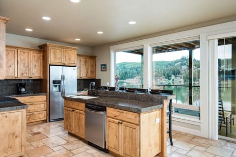 Kitchen (lower level)