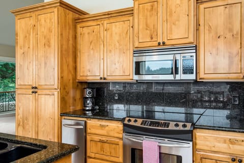 Kitchen (Main level)