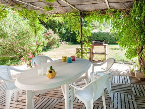 Table, Furniture, Plant, Property, Chair, Outdoor Table, Outdoor Furniture, Interior Design, Wood, Real Estate