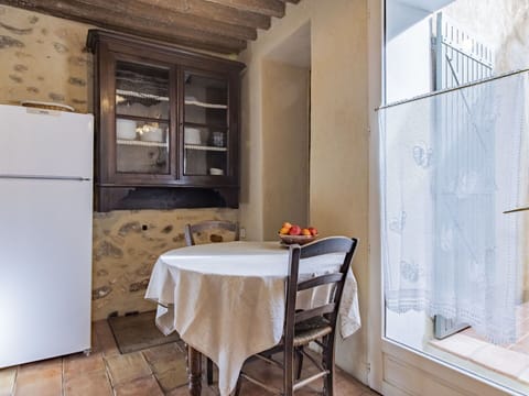 Table, Property, Furniture, Chair, Wood, Interior Design, Window, Floor, Flooring, Hardwood