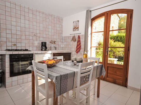 Property, Furniture, Table, Window, Wood, Interior Design, Floor, Flooring, Wall, Kitchen