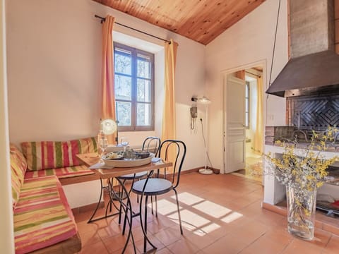 Table, Tableware, Sky, Furniture, Stemware, Wine Glass, Plate, Water, Drinkware, Azure