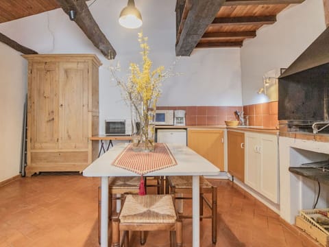 Table, Tableware, Sky, Furniture, Stemware, Wine Glass, Plate, Water, Drinkware, Azure