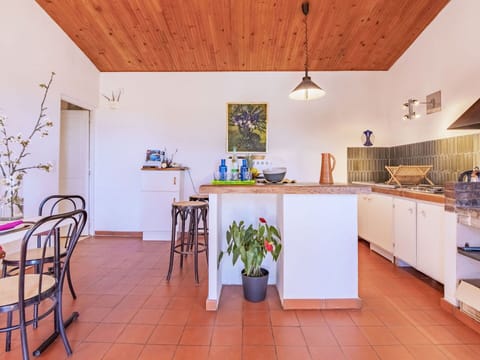 Table, Tableware, Sky, Furniture, Stemware, Wine Glass, Plate, Water, Drinkware, Azure