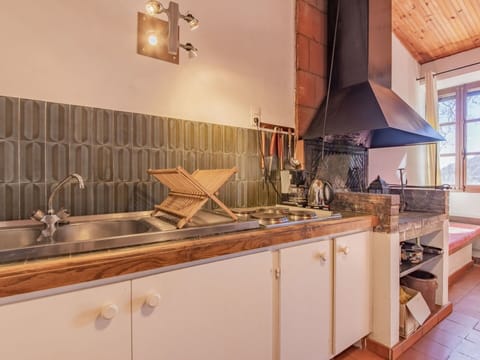 Table, Tableware, Sky, Furniture, Stemware, Wine Glass, Plate, Water, Drinkware, Azure