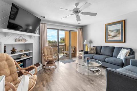 QD4: Quite Right l Mid Level Living Area - Fireplace Not Available For Guest Use