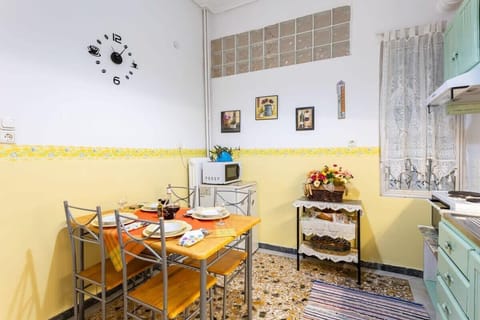 Dining Area – Kitchen Table for Casual Meals

