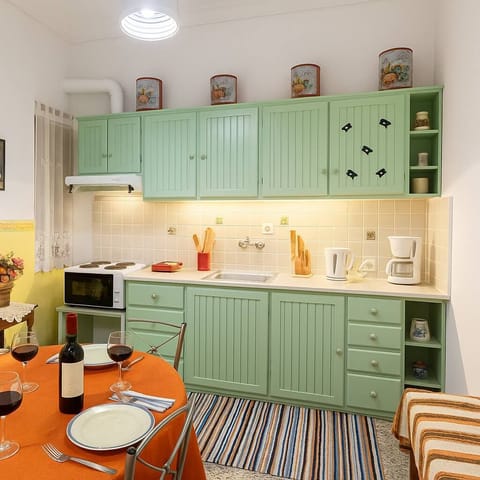 Kitchen – Fully Equipped with Modern Amenities

