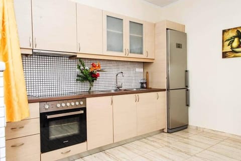 Fully Equipped Kitchen with Modern Appliances and Ample Storage