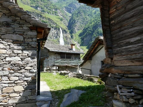 Wall, House, Building, Stone Wall, Ruins, Mountain, Rock, Architecture, Rural Area, Grass