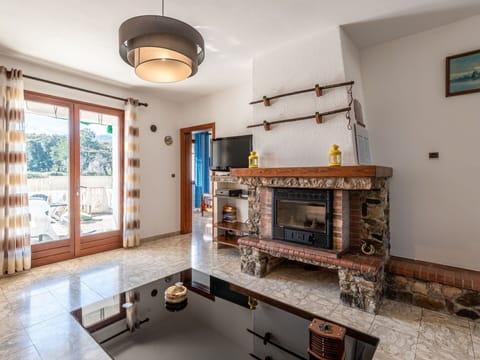 Sky, Daytime, Shade, Wood, Tree, Building, Sunlight, Fence, Grass, Plant