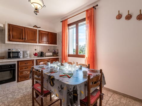 Sky, Daytime, Shade, Wood, Tree, Building, Sunlight, Fence, Grass, Plant