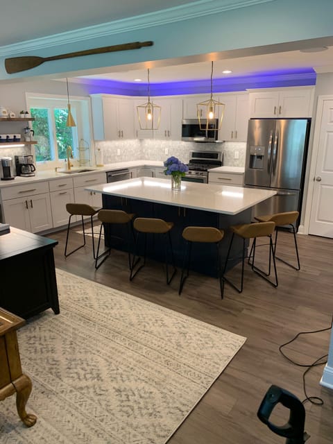 Updated kitchen with everything you need. 