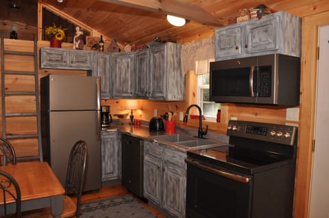  Equipped kitchen, stove, oven, refrigerator, toaster, coffee pot, microwave