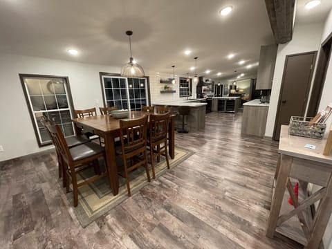 Spacious chefs kitchen, plenty of seating!