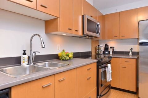 Fully equipped kitchen - Dining table seats 4. High end small appliances.