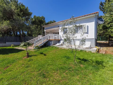 Sky, Building, Plant, Property, Tree, House, Land Lot, Vegetation, Window, Grass