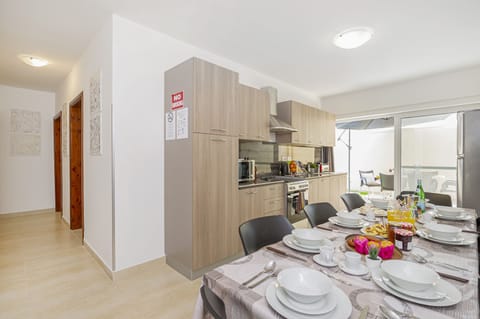 Fully equipped kitchen and dining room