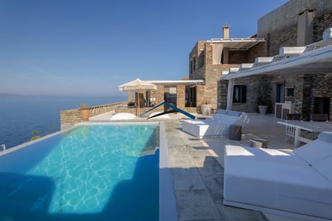 Relaxing by the pool, in the shade or the sun