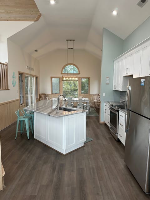 New kitchen! (Dec 2023). Dining room table seats 8 with extra chairs.
