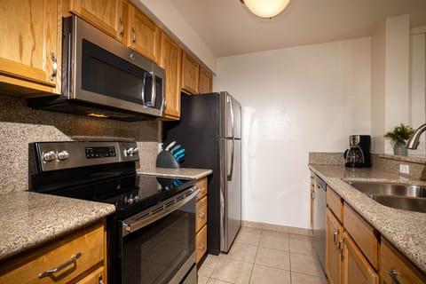 The kitchen feature granite counters and backsplash.
