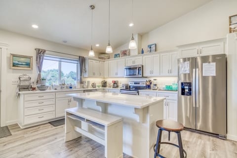 Fully equip. kitchen, fridge with ice maker, microwave, oven, dishwasher 