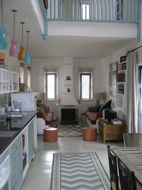 Casita open plan & double height living room and kitchen, doors to patio