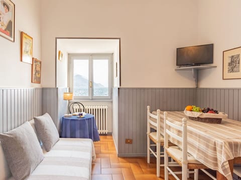 Picture Frame, Furniture, Wood, Table, Textile, Floor, Interior Design, Building, Flooring, Comfort