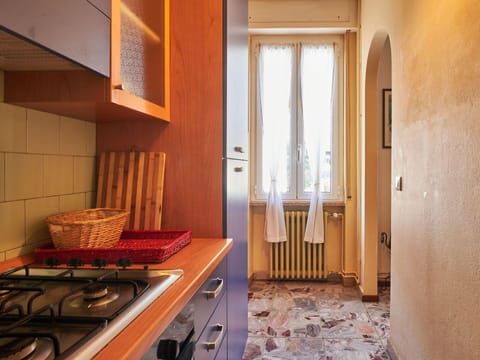 Property, Gas Stove, Cooktop, Building, Wood, Cabinetry, Door, Kitchen Appliance, Interior Design, Countertop