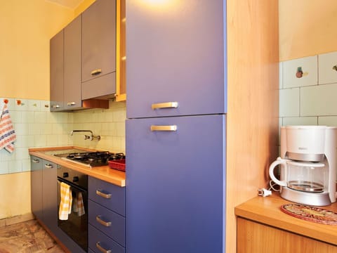 Cabinetry, Countertop, Kitchen Appliance, Building, Kitchen, Home Appliance, Wood, House, Kitchen Stove, Floor