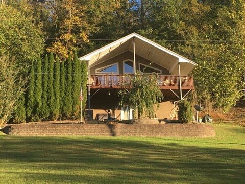 Front View of chalet with large main level porch and lower level with hottub