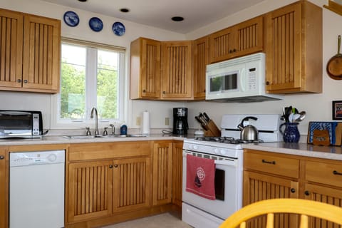 Well appointed full kitchen