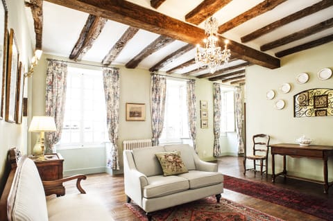 Three large salon windows offer sunshine and a view of the old lanes of Sarlat.
