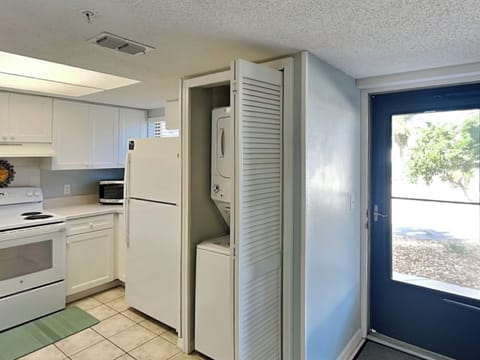 Laundry Closet - Full Washer + Dryer