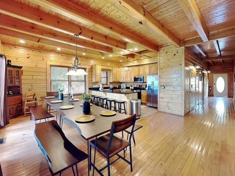 Modern Farmhouse Syle Table - Room for the Whole Group!