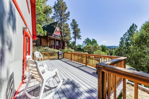 Spacious Deck w. Views