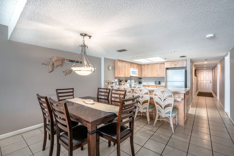 Dining Area and Breakfast Bar