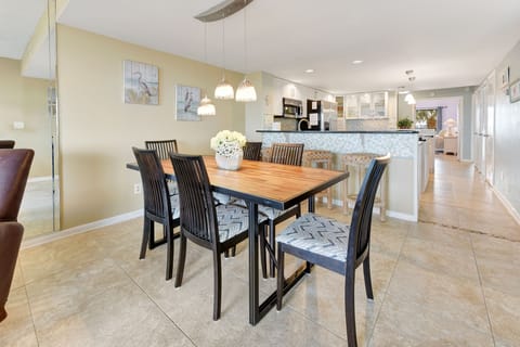 Dining Area- Seating for Six