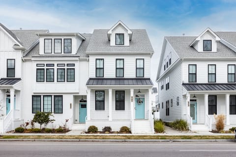 Front exterior vacation rental in Virginia Beach, Virginia.