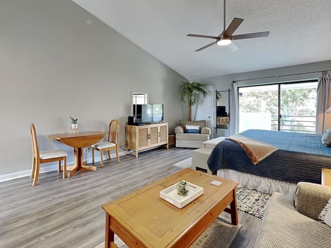 Open Concept Studio Space - Lounging Area, Dining Table For Two