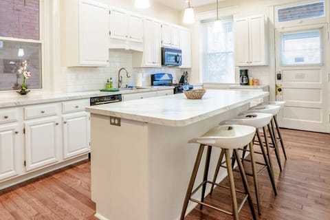 Sit up at the breakfast bar with your morning coffee and keep the chef entertained