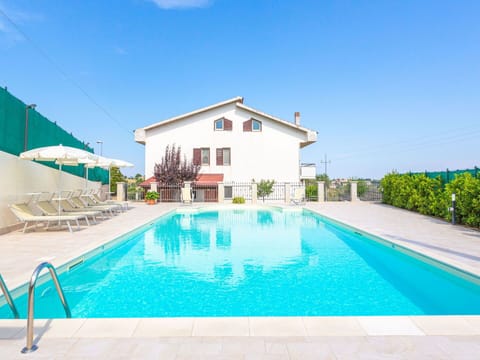 Swimming Pool, Residential Area, Resort, Composite Material, Outdoor Furniture, Leisure, Estate, Villa, Umbrella, Hotel