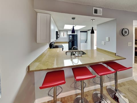 Breakfast Bar - Seating for 4