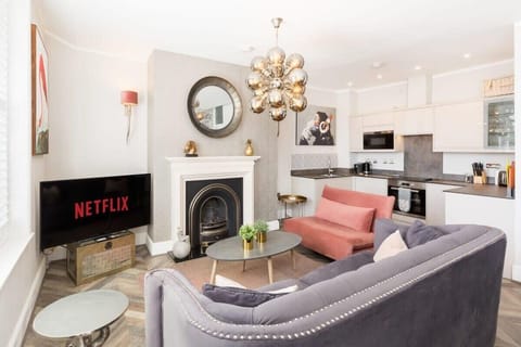 Living, gas fire and TV