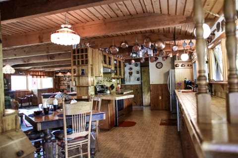 Dine-in country kitchen, galley style (laundry is at the end of the kitchen).
