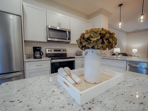 “We were very comfortable during a stay in Nashville! Location was perfect! So close to great restaurant! Thank you Nash!” - Kristina ’23