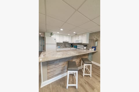 Additional seating for 2 at the bar