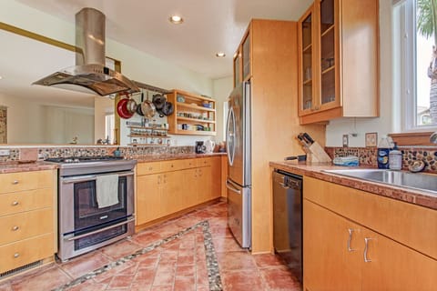 Kitchen with beautiful south-west tile. Enjoy cooking in this 2nd floor kitchen.