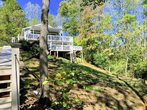 Welcome to Waterfront Paradise at Smith Mountain Lake!