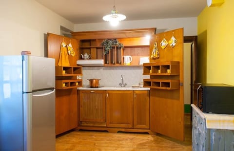 Yellow Apt, hide-away fully-equipped kitchen